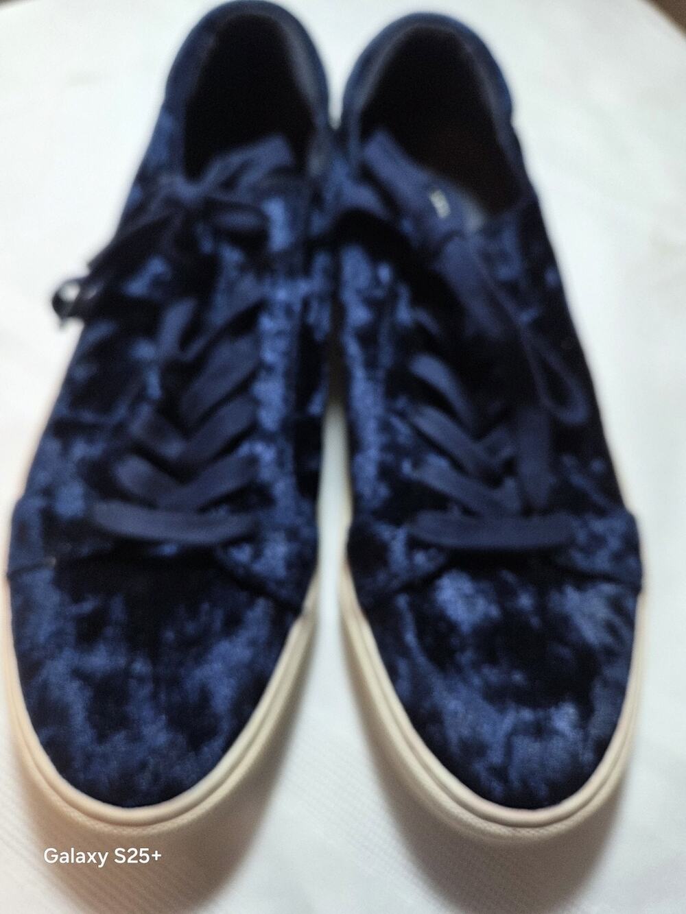 Kenneth Cole Vintage navy blue velour sneaker size 8.5
